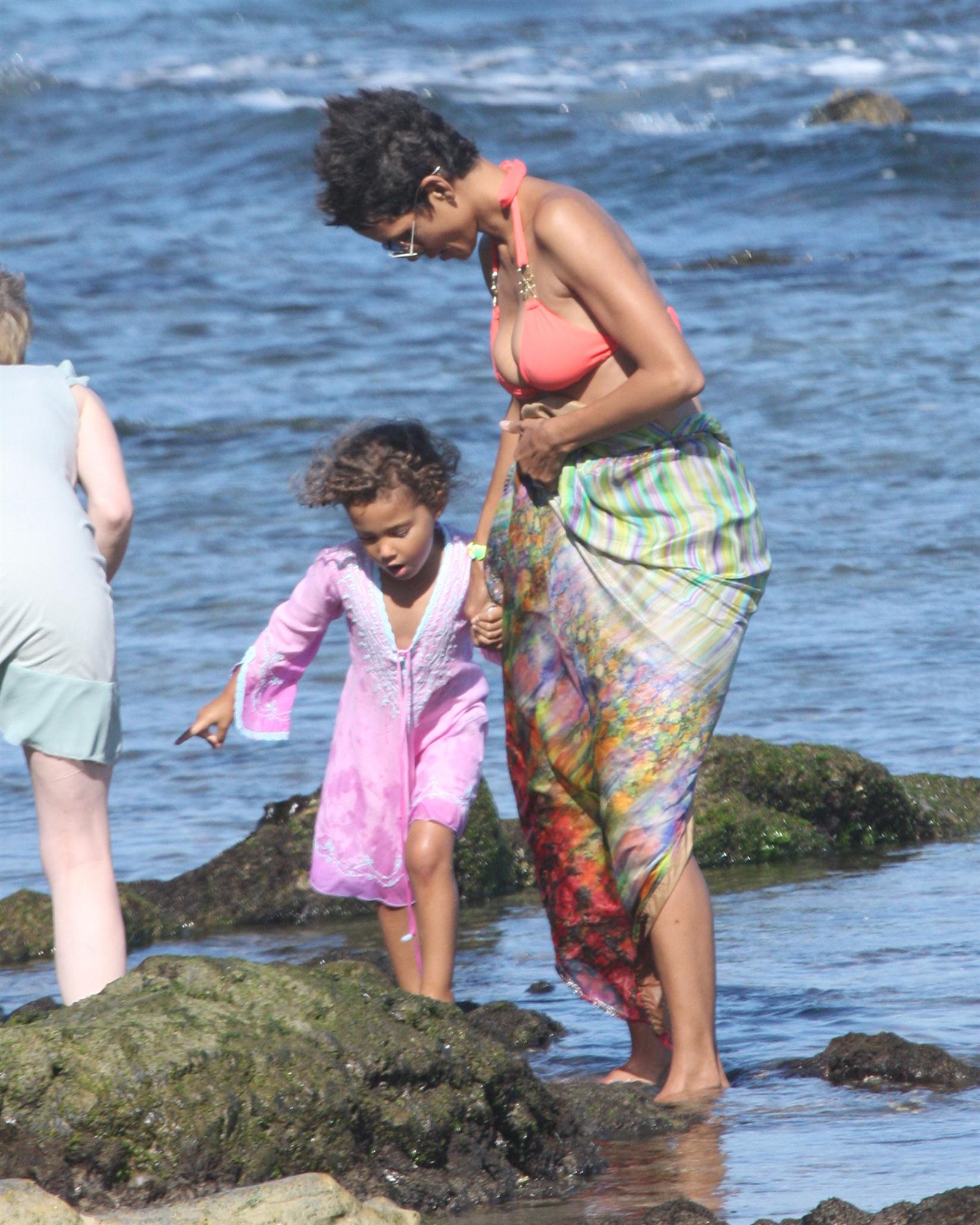 Halle Berry spends her 45th birthday on Malibu Beach photos | Picture 59754